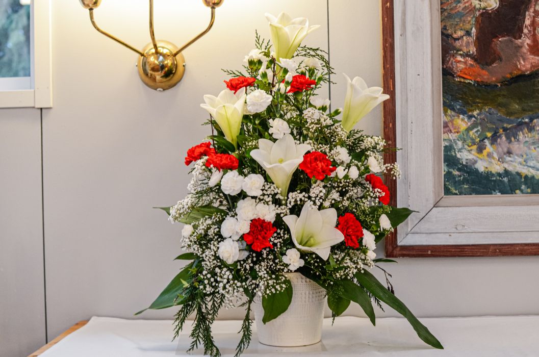 03. Koristelu kukat punainen neilikka, valkoinen oksaneilikka ja valkolilja