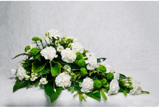 16. Kukkalaite valkoinen neilikka, valkoinen eustoma ja vihreä krysanteemi