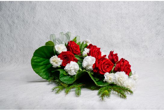 14. Hautakimppu punainen ruusu ja valkoinen oksaneilikka