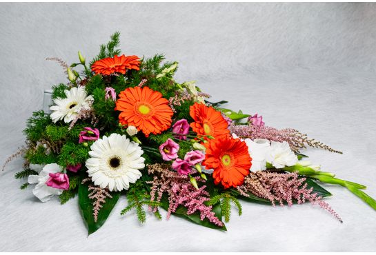 23. Kukkalaite oranssi gerbera, valkoinen gerbera, valkoinen gladiolus ja jalo-angervo