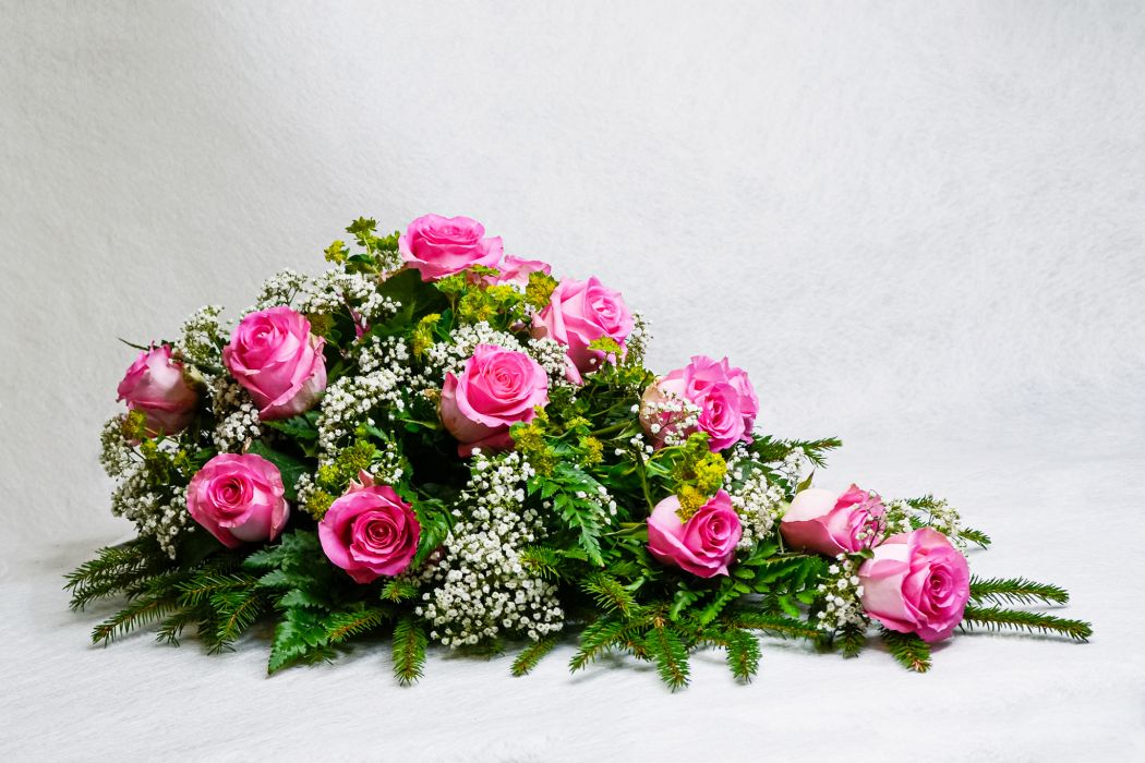 26. Kukkalaite vaaleanpunainen ruusu, harso ja kuusen oksia
