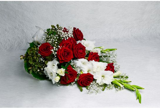 11. Hautakimppu punainen ruusu, harso ja valkoinen gladiolus