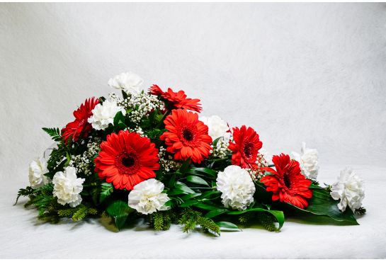 36. Kukkalaite punainen gerbera, harso ja valkoinen neilikka