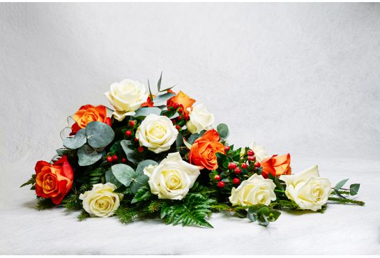 20. Kukkalaite oranssi ruusu, valkoinen ruusu ja hypericum
