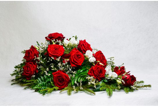 37. Kukkalaite punainen ruusu, eustoma ja havu