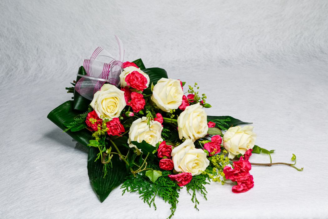 16. Hautakimppu valkoinen ruusu, poimulehti, muratti ja aniliini oksaneilikka