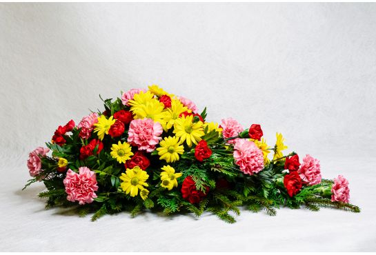 35. Kukkalaite keltainen krysanteemi, vaaleanpunainen neilikka, punainen oksa neilikka ja havu 