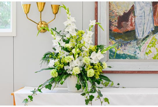 05. Koristelu kukat valkoinen gladiolus, vihreä neilikka, poimulehti ja muratti
