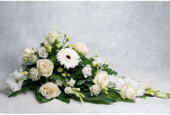 17. Kukkalaite valkoinen gladiolus, valkoinen gerbera, valkoinen eustoma ja valkoinen ruusu