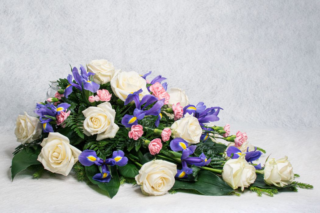 02. Kukkalaite valkoinen ruusu, iiris ja vaaleanpunainen oksaneilikka