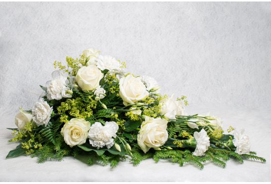 14. Kukkalaite valkoinen ruusu, valkoinen neilikka, valkoinen eustoma ja poimulehti