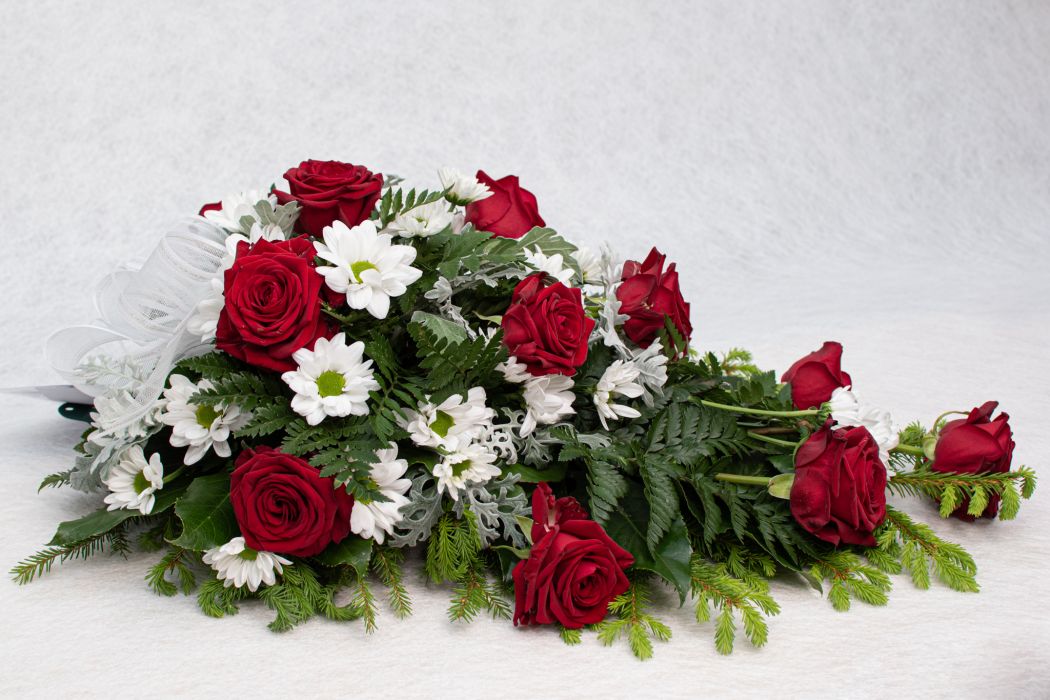 39. Kukkalaite punainen ruusu ja valkoinen krysanteemi ja hopealehti