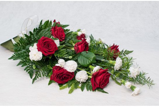 12. Hautakimppu punainen ruusu ja valkoinen oksaneilikka