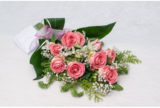 18. Hautakimppu vaaleanpunainen ruusu, valkoinen inkalilja ja harso
