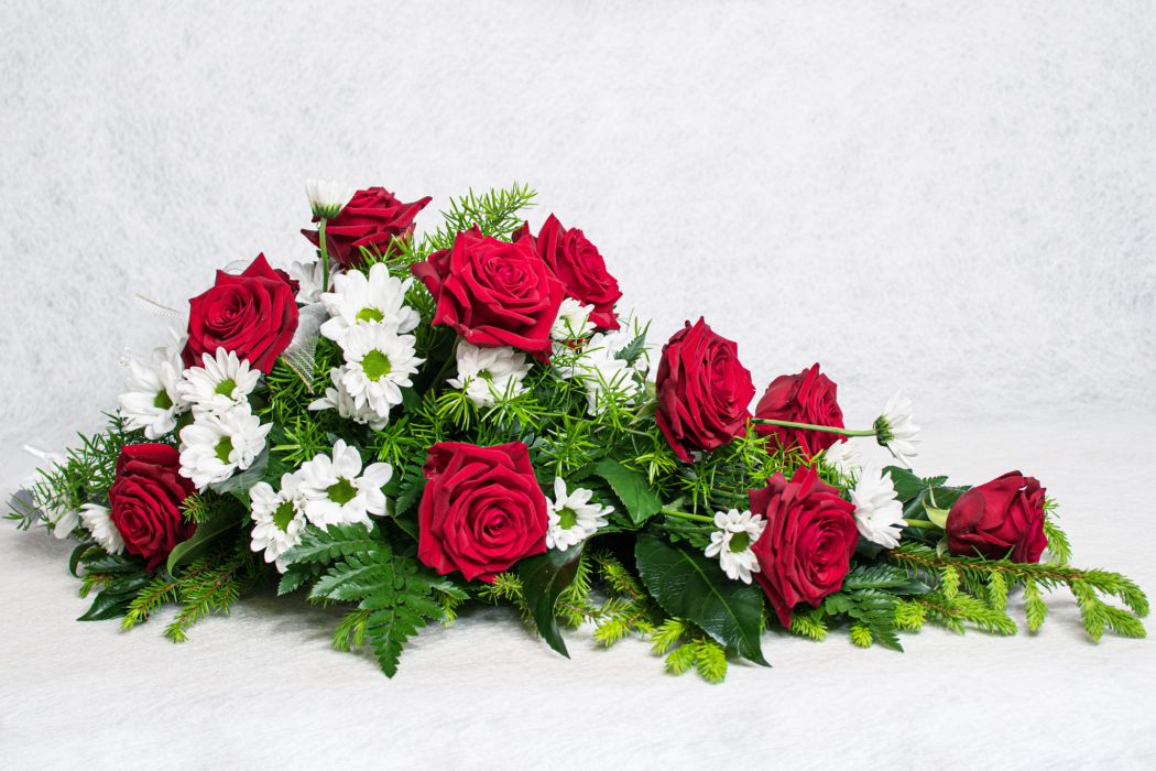 38. Kukkalaite punainen ruusu ja valkoinen krysanteemi