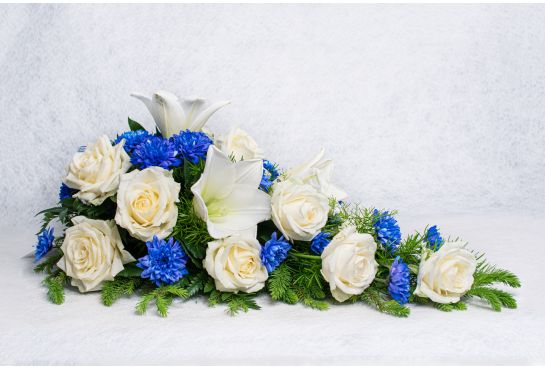 03. Kukkalaite valkoinen ruusu, sininen krysanteemi ja valkolilja
