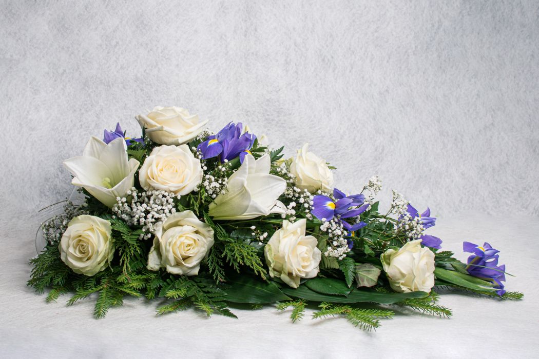 08. Kukkalaite valkoinen ruusu, valkolilja, harso ja iiris