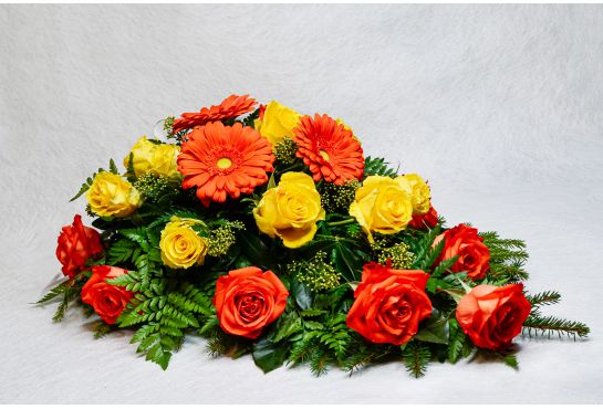 18. Kukkalaite oranssi gerbera, oranssi ja keltainen ruusu