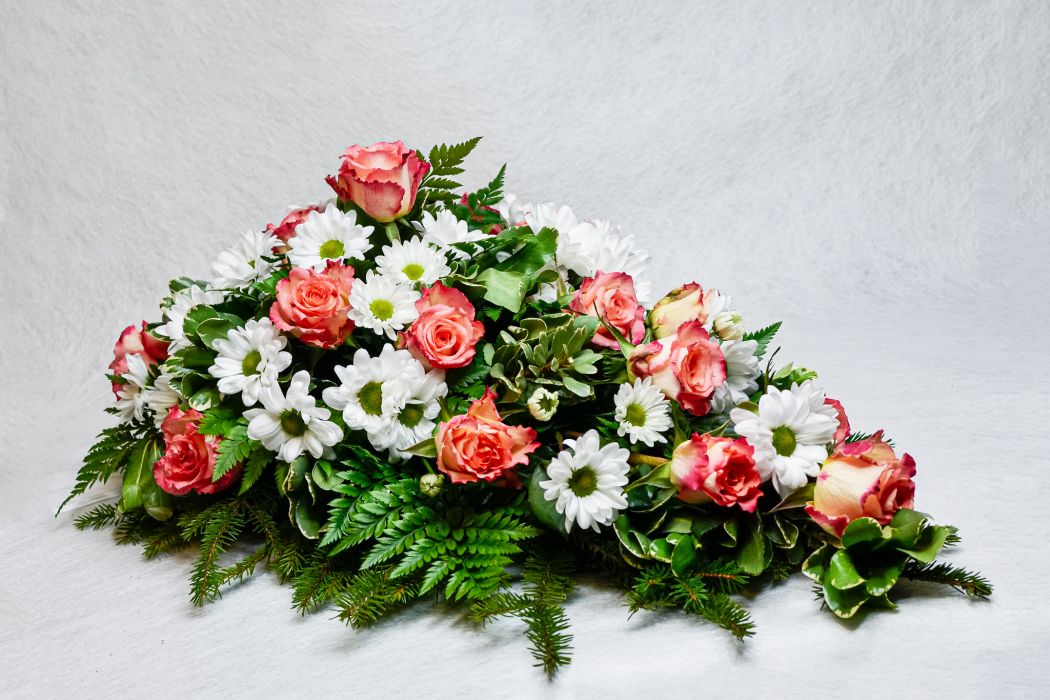 31. Kukkalaite lohenpunainen ruusu ja valkoinen krysanteemi