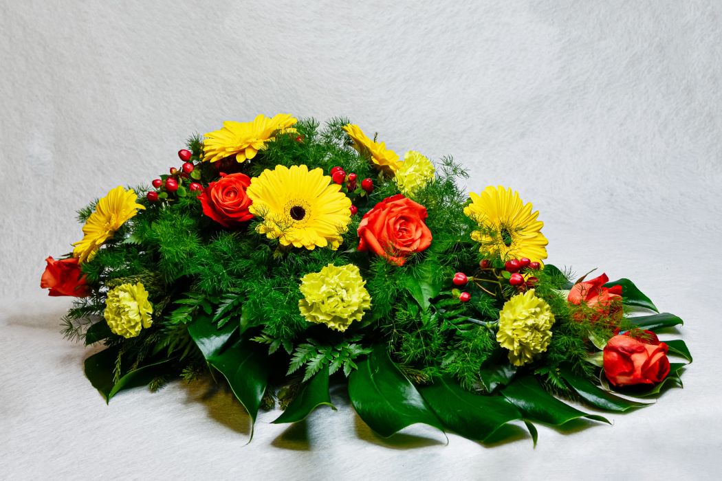 33. Kukkalaite keltainen gerbera, punainen ruusu ja vihreä neilikka